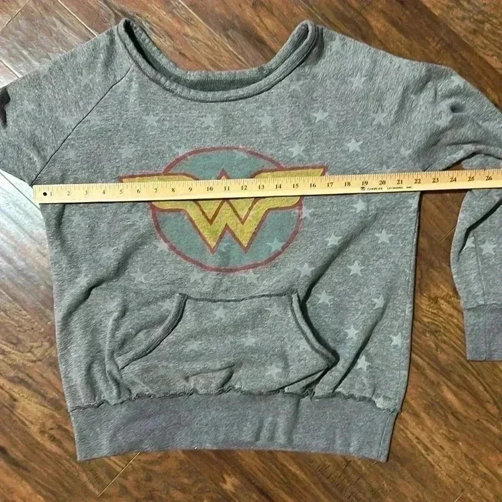 Vintage Wonder Woman DC Comics Six Flags Sweatshirt - Picture 5 of 9